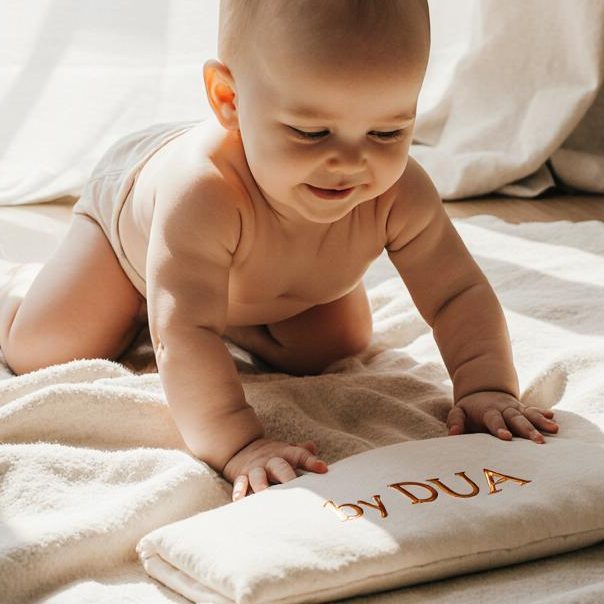 Bunte Babyartikel: Bodysuit, Geschirr, Greifspielzeug und Löffel. by DUA Babybedarf Bunte Babyartikel: Bodysuit, Geschirr, Greifspielzeug und Löffel. by DUA Babybedarf