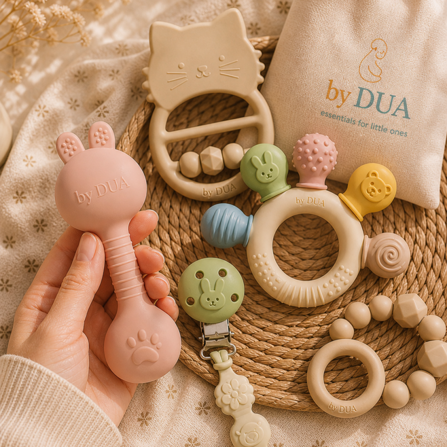 Bunte Babyartikel: Bodysuit, Geschirr, Greifspielzeug und Löffel. by DUA Babybedarf Bunte Babyartikel: Bodysuit, Geschirr, Greifspielzeug und Löffel. by DUA Babybedarf